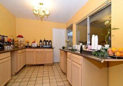 фото отеля Econo Lodge Inn & Suites Buttonwillow