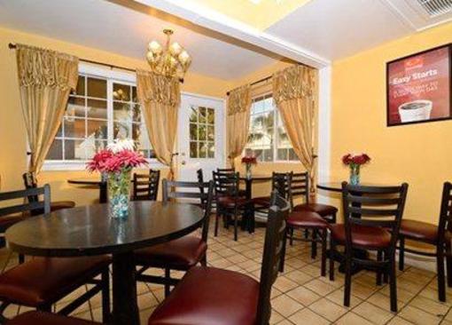 фото отеля Econo Lodge Inn & Suites Buttonwillow