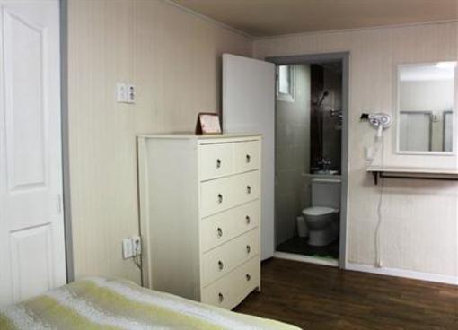 фото отеля Goldenpond Guesthouse
