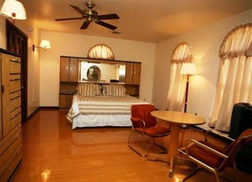 фото отеля Village Inn Colts Neck