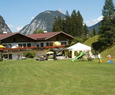 фото отеля Ferienhaus Kirchplatzl Apartment Leutasch