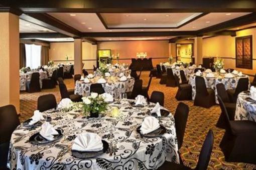 фото отеля Whispering Woods Hotel & Conference Center
