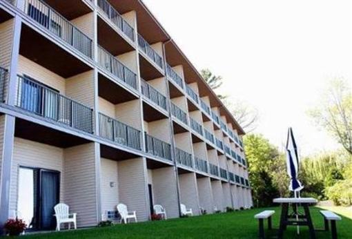 фото отеля Beachfront Hotel Houghton Lake