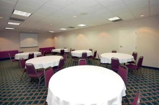 фото отеля Howard Johnson Inn & Suites Hobby Airport
