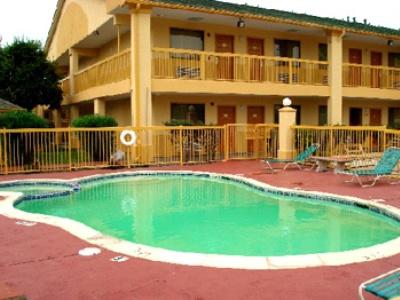 фото отеля Howard Johnson Inn & Suites Hobby Airport