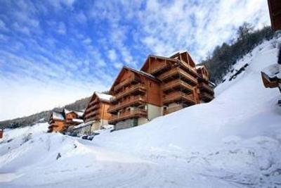 фото отеля Les Hameaux et Chalets de la Vallee d'Or