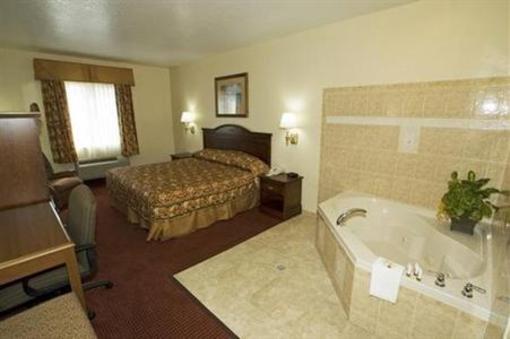 фото отеля BEST WESTERN Edgewater Inn