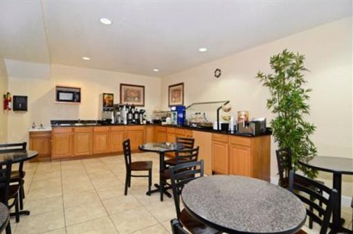 фото отеля BEST WESTERN Edgewater Inn