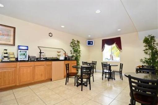 фото отеля BEST WESTERN Edgewater Inn