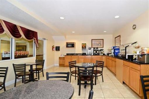 фото отеля BEST WESTERN Edgewater Inn
