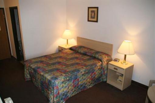 фото отеля Red Carpet Inn Omaha Chalco