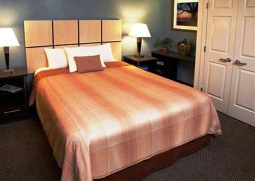 фото отеля Candlewood Suites Warrenville