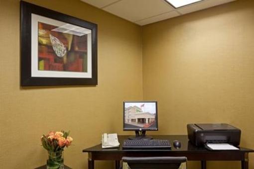 фото отеля Holiday Inn Hotel & Suites Marlboro