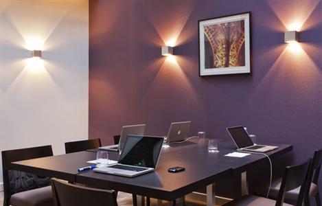 фото отеля Holiday Inn Garden Court Paris Elysees