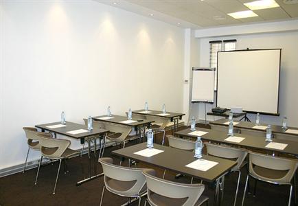 фото отеля Holiday Inn Garden Court Paris Elysees