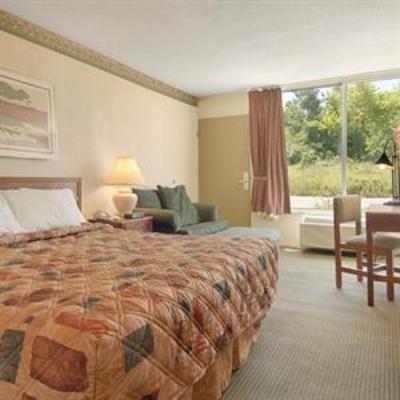фото отеля Bellefontaine Inn and Suites