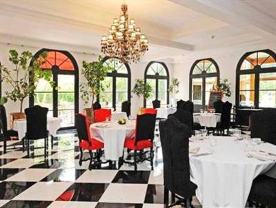 фото отеля Hostellerie Du Moulin De La Roque Althen-des-Paluds