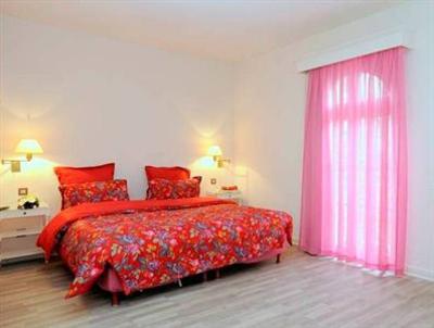 фото отеля Hostellerie Du Moulin De La Roque Althen-des-Paluds