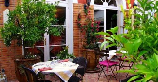 фото отеля Hostellerie Du Moulin De La Roque Althen-des-Paluds