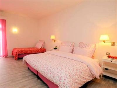 фото отеля Hostellerie Du Moulin De La Roque Althen-des-Paluds