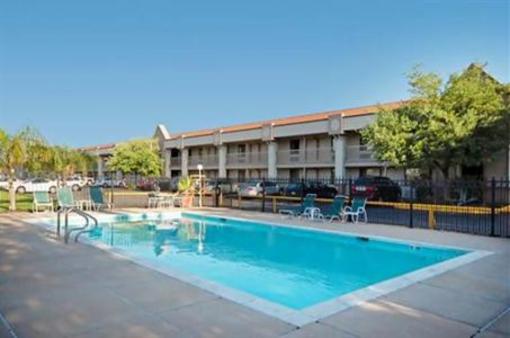 фото отеля Rodeway Inn & Suites Hwy 290 NW