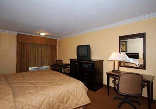 фото отеля Comfort Inn & Suites Bell Gardens