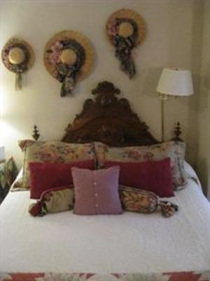 фото отеля Red Rocker Inn