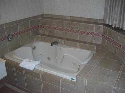 фото отеля Newport Inn and Whirlpool Suites