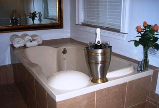 фото отеля Newport Inn and Whirlpool Suites