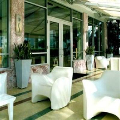 фото отеля Crest Hotel Suites