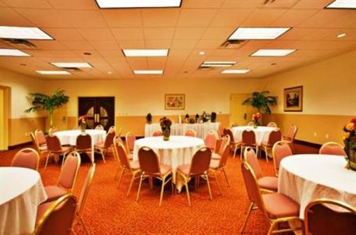 фото отеля Holiday Inn Express Hotel & Suites - Tampa Stadium Airport