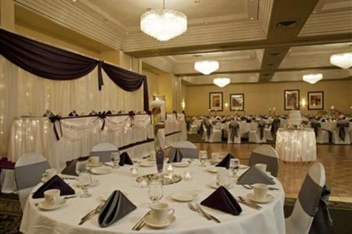 фото отеля Crowne Plaza Grand Rapids Airport