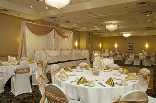 фото отеля Crowne Plaza Grand Rapids Airport