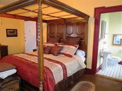 фото отеля Across The Way Fassitt Mansion Bed & Breakfast