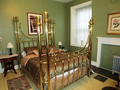 фото отеля Across The Way Fassitt Mansion Bed & Breakfast