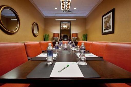 фото отеля Holiday Inn Strongsville