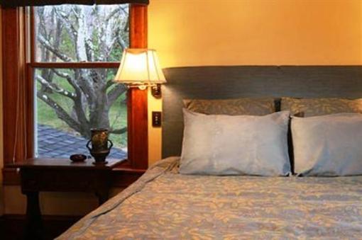 фото отеля Breezy Hill Inn