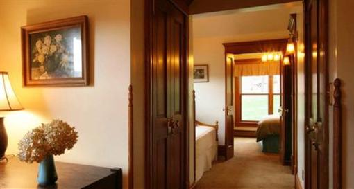 фото отеля Breezy Hill Inn