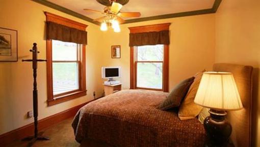 фото отеля Breezy Hill Inn