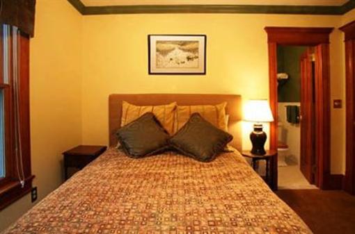 фото отеля Breezy Hill Inn