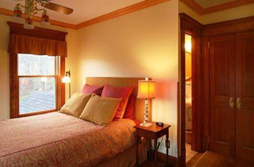 фото отеля Breezy Hill Inn