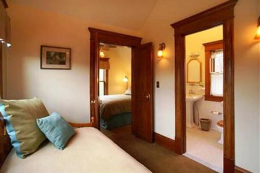 фото отеля Breezy Hill Inn