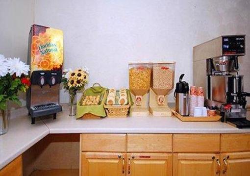 фото отеля Econo Lodge Inn & Suites Northborough