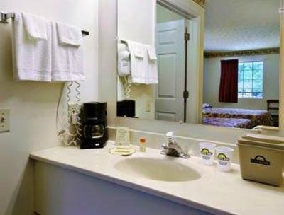 фото отеля Days Inn & Suites Pine Mountain - Maingate North of Callaway Gardens