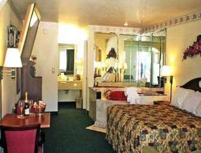 фото отеля Days Inn & Suites Pine Mountain - Maingate North of Callaway Gardens