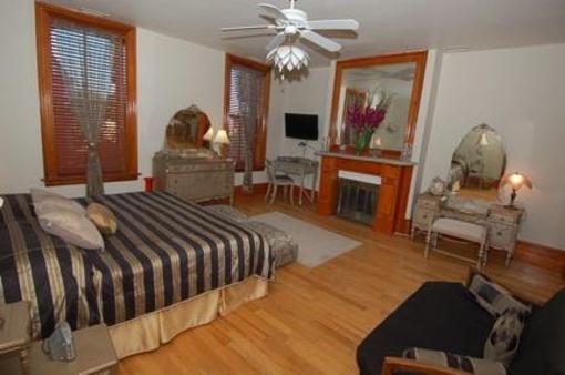 фото отеля Mt. Vernon Square Bed and Breakfast