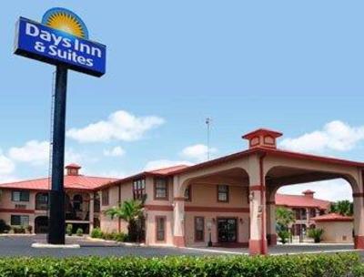 фото отеля Days Inn And Suites Braunig Lake