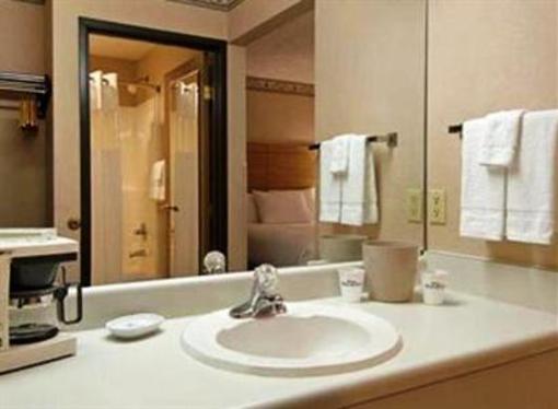 фото отеля Baymont Inn & Suites Traverse City