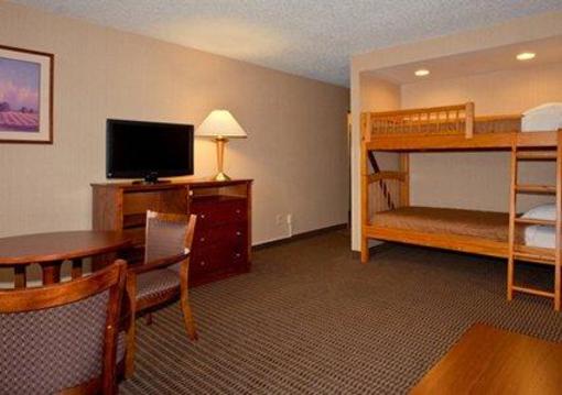 фото отеля Clarion Inn Amana Colonies and Wasserbahn Waterpark Resort