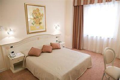фото отеля Golden Tulip Hotel Yerevan
